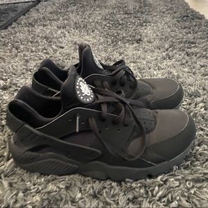 All black Nike Air Huarache